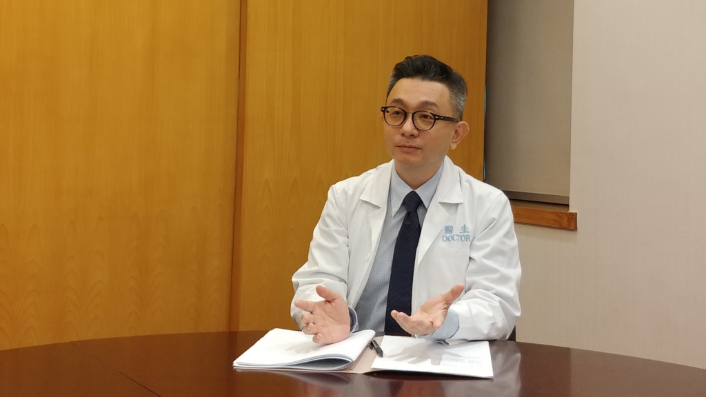 急症科顧問醫生袁卓斌提醒市民外出清理樹枝時，需穿上長袖衫褲及戴上厚身手套。（照片由大埔那打素提供）