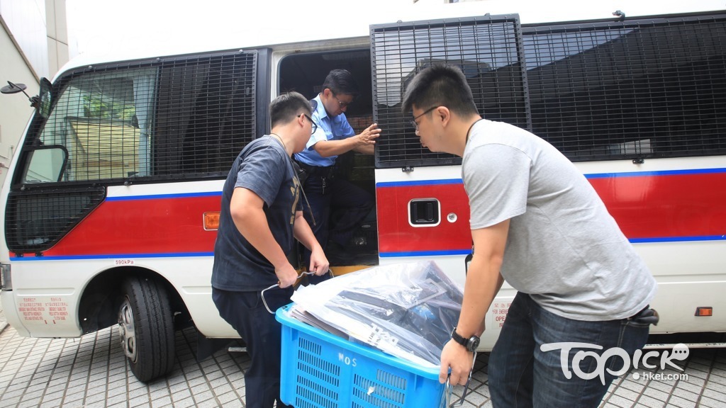 警員到高等法院將涉案證物搬離。（陳靜儀攝）