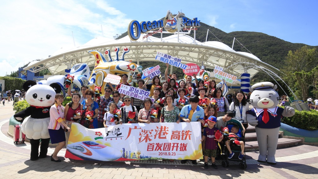 海洋公園首發團約20名團員今早由廣州出發，在9時29分抵港，並乘坐專車到公園。（圖片由海洋公園提供）
