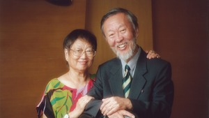 高錕妻黃美芸（左）曾指，高錕因腦退化已經不認得人，唯一記得的就是太太，每次見到太太仍然會笑。（圖片由中大提供）