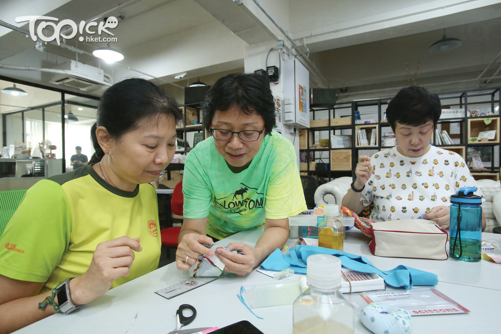 製作手作期間，同路人彼此間會互相支持。（湯炳強攝）
