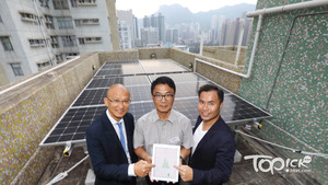 居屋采頤花園已安裝902塊太陽能板，10月可參與中電的上網電價計劃；圖中是業主委員會主席屈奇安。（張永康攝）