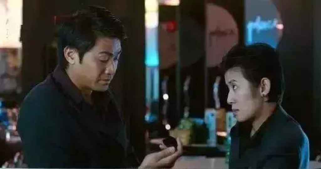 尹揚明在《古惑仔》演韓賓跟吳君如演十三妹有一段情。（電影截圖）