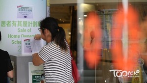 52折居屋今起接受額外申請，不少市民一早到場遞交申請表。﹙林宇翔攝﹚