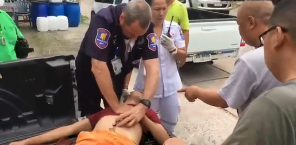救護員搶救男子。（網上影片截圖）