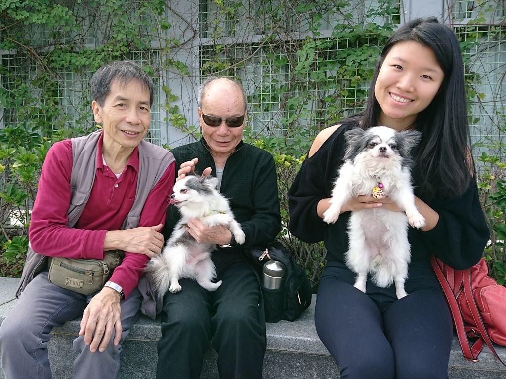 思敏（右）早前安排與服務對象曹生（中）放狗，感受快樂能量。（受訪者提供）