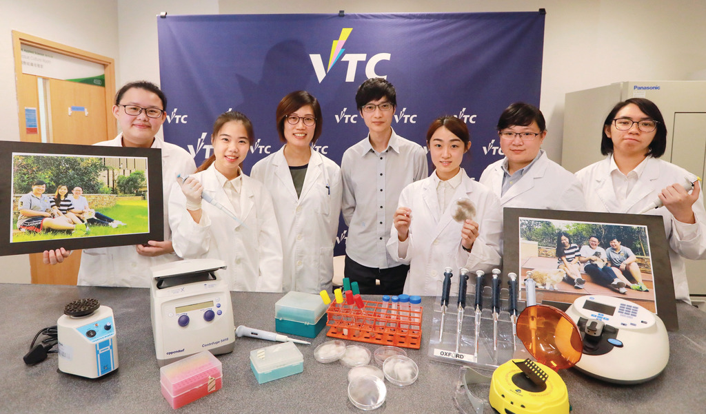 香港專業教育學院（IVE）生物科技高級文憑課程5名畢業生成功研發無痛貓毛驗遺傳病。(陳偉英攝)