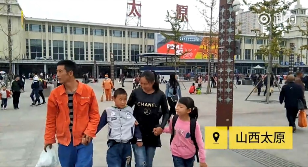 劉娟娟帶著一對兒女去山西探望在太原工作的丈夫。（圖片來源：梨視頻）