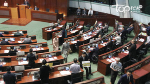 多名泛民議員趁特首林鄭月娥到立法會宣讀施政報告，就馬凱被拒發工作簽證抗議，除4人被逐外，多名議員亦自行離場抗議。(車耀開攝)