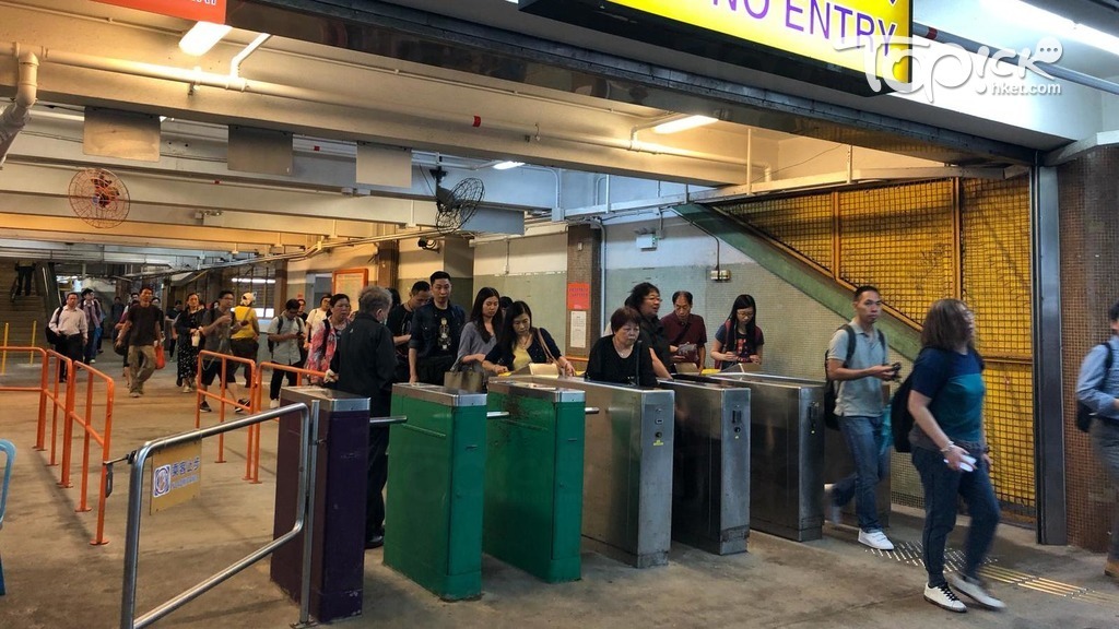 港鐵發生前所未有的信號故障，不少市民為了過海改搭渡輪。（勞佩欣攝）