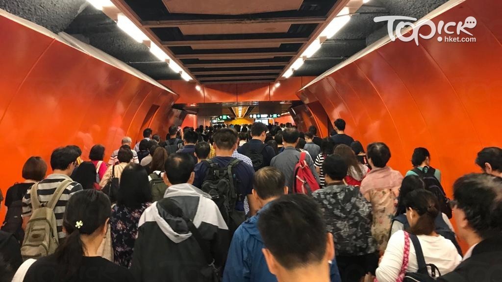港鐵史無前例出現四綫齊故障，政府稱要再研究罰則。（林育慧攝）