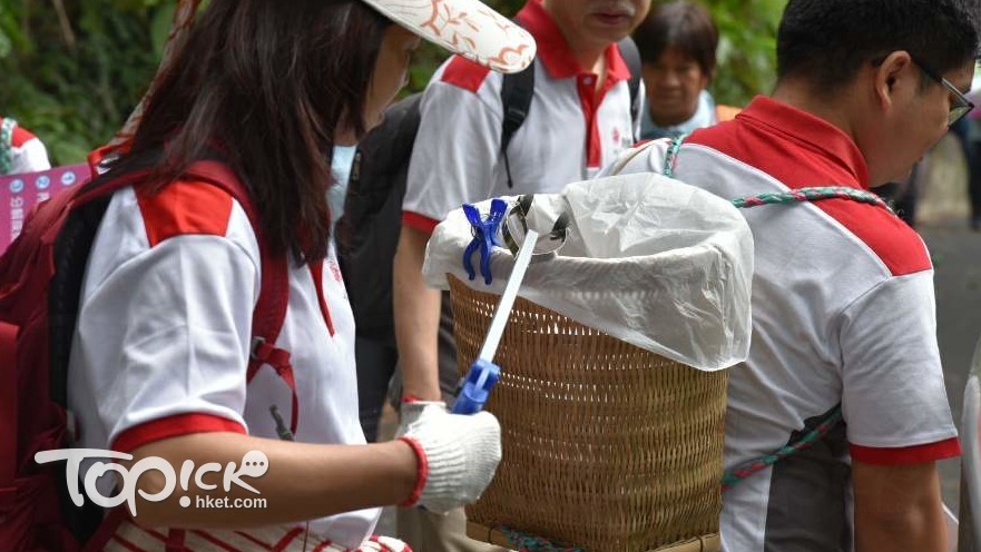港燈及綠色力量義工帶齊工具，在香港仔郊野公園行山徑清理垃圾。（李明佑攝）