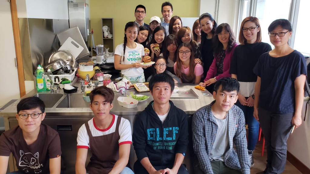 知名素食博客純素媽媽Grace Wong（後左）指導學生烹調各種素食佳餚。（中大提供圖片）