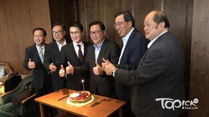 經民聯立法會議員林健鋒（右三）於10月23日生日，多名經民建黨友包括立法會主席梁君彥、黨主席盧偉國、張華鋒及劉業強，今日提早一日提早替他慶祝生日，其子林凱章（左三）亦有出席。
