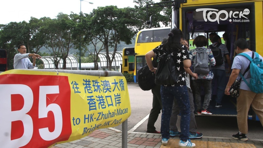 港珠澳大橋今日開通，不少市民特意到欣澳站試搭新開辦的城巴B5號線，再轉乘金巴前往澳門。（車耀開攝）