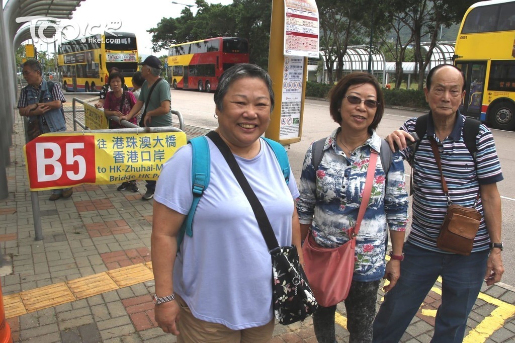 郭女士（左）指坐船過澳門會「暈船浪」，故以後會改以陸路經港珠澳大橋前往澳門。 （林曉晴攝）