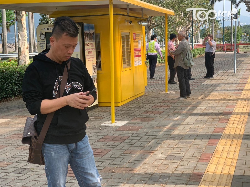 港珠澳大橋今日開通，從事旅遊業的葉先生表示，今日特地來為公司試一下新路線。（林曉晴攝）