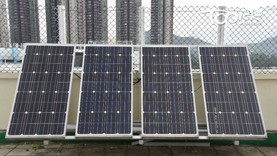 佛教榮茵學校現於天台及停車場及各有4塊12塊太陽能板，天台另設風力發電裝置。(李明佑攝)