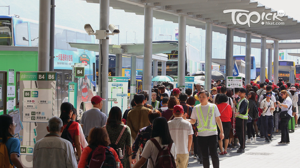 港珠澳大橋通車後首個周日，截至晚上8時，香港口岸出入境人次有近6.7萬。(車耀開攝)