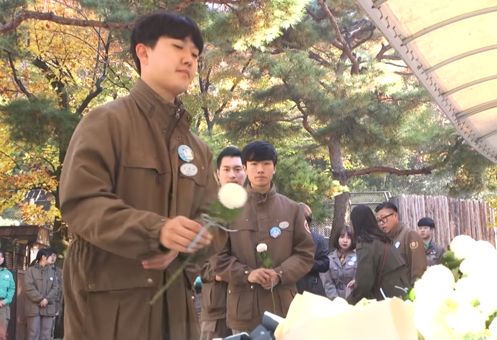 Tongki生前所住的主題樂園為牠舉辦悼念儀式。（圖片來源：影片截圖）