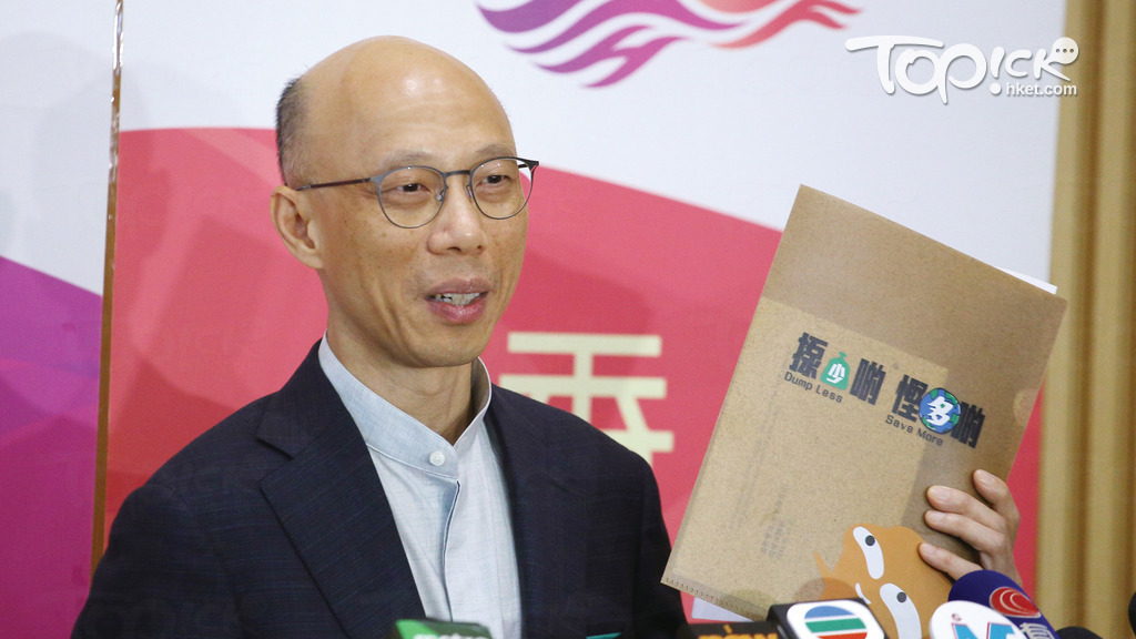 環境局局長黃錦星見記者交代垃圾徵費政策。（梁偉榮攝）