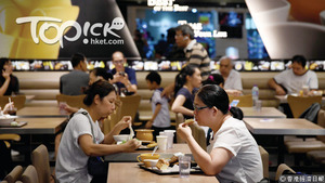 政府將於11月中推出「走塑」計劃，市民於三大快餐店買外賣「走塑」滿六次，可獲贈一套包括匙羹、叉和筷子的可重用餐具，或者免費換領一杯熱飲。