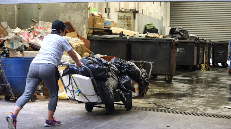 　都市垃圾最大來源是廚餘，佔整體棄置量3成半。即使2020年底落實收費，收集家居廚餘的廚餘廠仍未落成，免費家居廚餘收集服務最快2022年才能落實，意味市民需「硬食」兩年的廚餘垃圾費，欲減無從。
