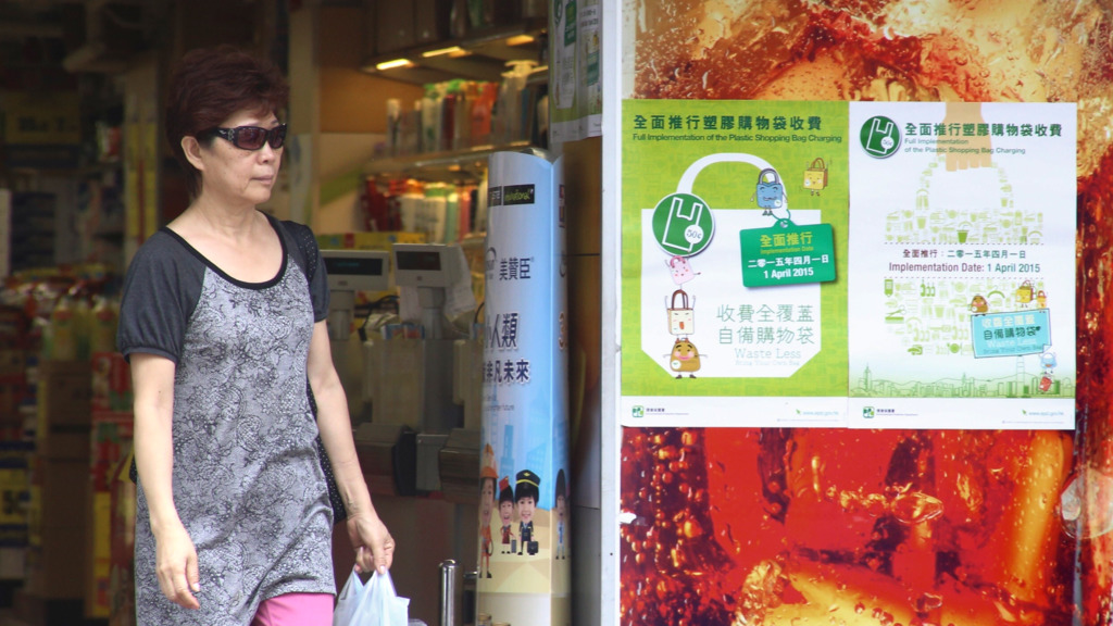 政府垃圾收費方案最新拋出一袋兩用建議，擬邀請超市和便利店改售指定垃圾袋，取代購物膠袋。（資料圖片）