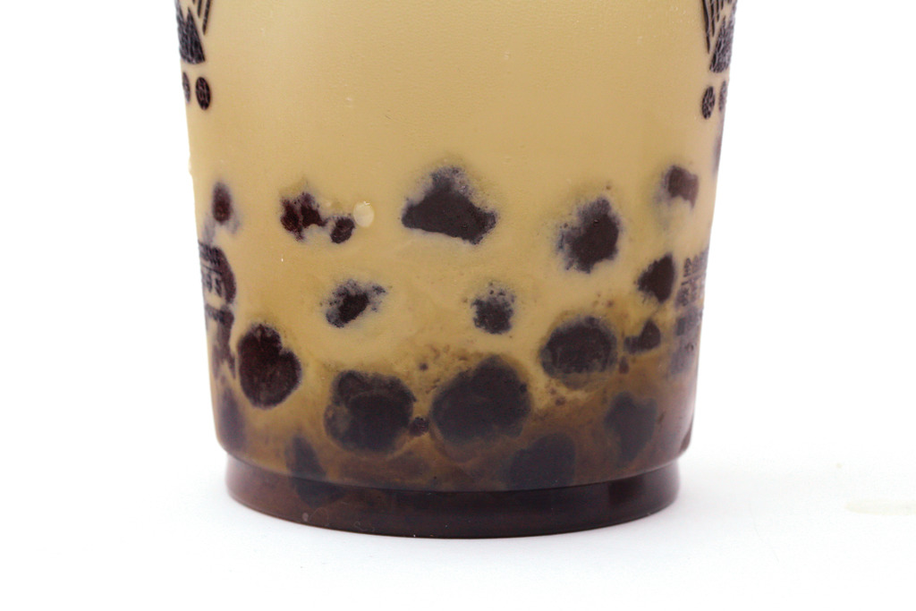 黑糖珍珠奶茶一晚後底部沉澱黑色物體。(周章文攝)