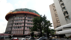 位於跑馬地司徒拔道的港安醫院現時分主座及港安大廈兩建築，當中港安大廈樓高13、14層，用作停車場及醫院辦公室宿舍。