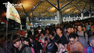 自港珠澳大橋通車後，初步估計每日約有500至600個訪港旅行團，當中9成屬內地團。（經濟日資料圖片）