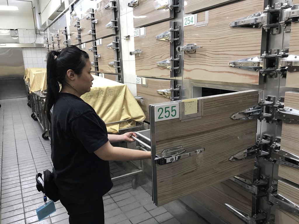 陳宣妤需每日接遺體入冰櫃、退冰、還有移靈。(圖片來源：新北市民政局)