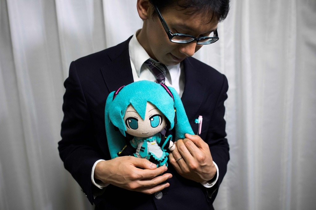 近藤顯彥為初音未來戴上婚戒。（圖片來源：法新社）