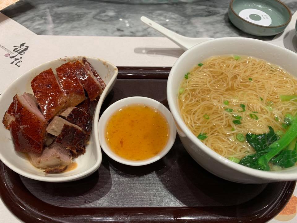 何嘉麗指燒鵝皮色不同，不單止來自不同部位，亦可能來自不同的鵝係拼砌而成。（何嘉麗Facebook圖片）