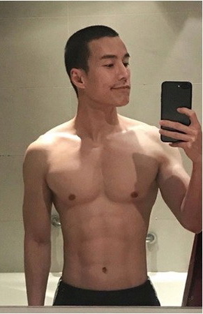在劇中他穿上戲服看不到他的身形，原來骨子裏擁有健碩的身材。（網上圖片）