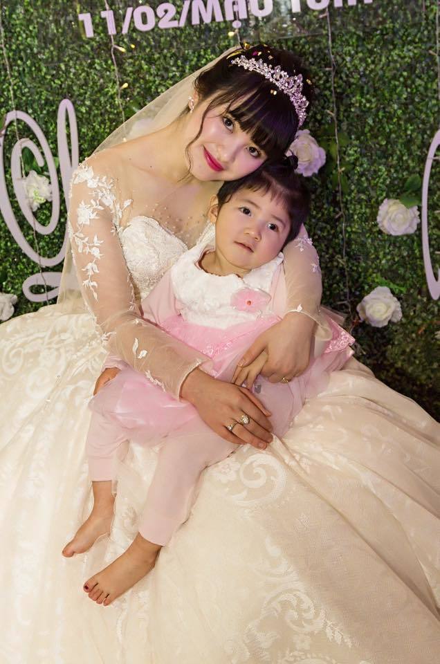 即使結婚，網紅對女童也不離不棄。（照片來源：2sao）