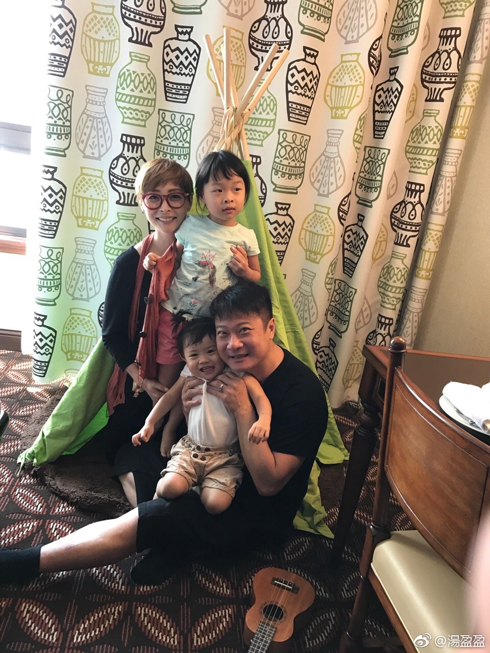 錢嘉樂與湯盈盈誕下兩女，一家四口樂也融融。（相片來源︰湯盈盈微博）