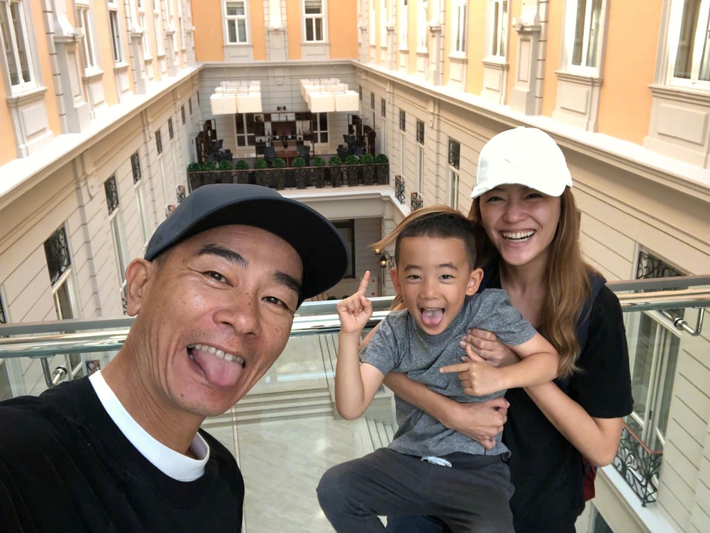自《爸爸去哪兒》後，小春一家仍不時高調曬溫馨。（相片來源︰陳小春微博）