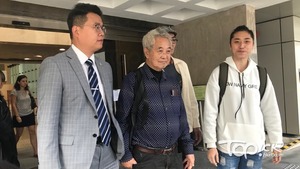 申請人之一郭卓堅(中)。