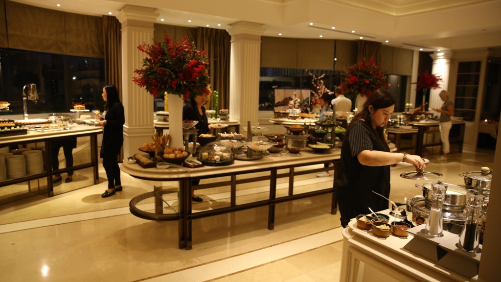 多間5星酒店今年調高聖誕及元旦日的自助晚餐收費，其中半島酒店The Verandah元旦日加幅最高，未計服務費成人收費由去年的1,188元加至今年的1,488元，加幅達25.3%。（梁偉榮攝）