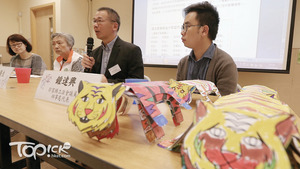  關注長者權益大聯盟「無牙老苦」20位長者分享「牙的故事」。  (左3）廖偉明醫生。（車耀開攝）