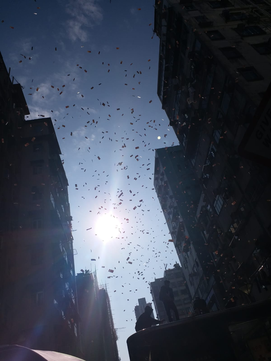 深水埗天降百元紙幣途人哄搶幣少爺策劃天台撒紙幣博宣傳