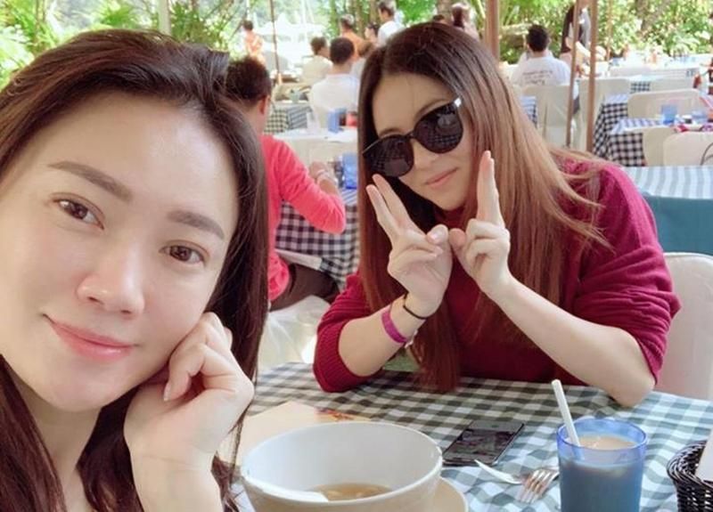 柏芝傳出產子後，曾於其友人的IG上露面，狀態未似剛產子。（IG圖片）