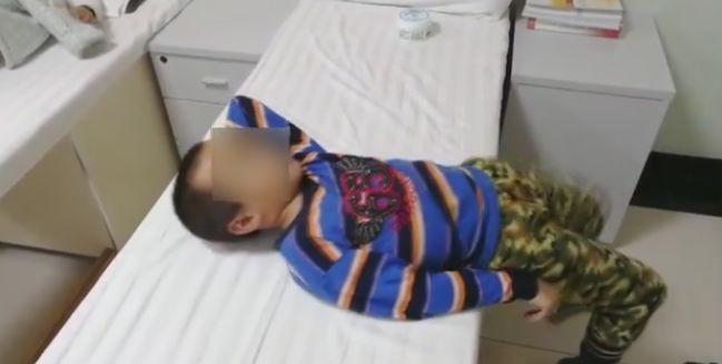 男童上下床都要用手扶著後腦勺。(影片截圖)