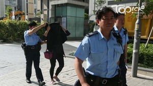 涉案印菲傭被警員拘捕。（曾秋文攝）