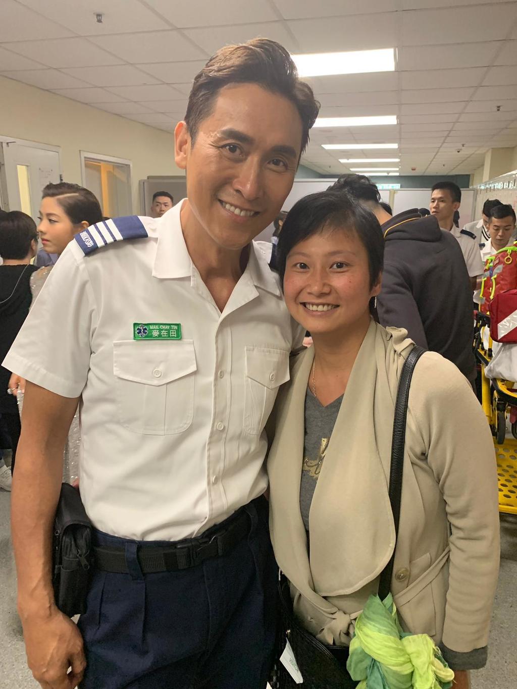 看見馬德鐘，就像小影迷般拉他合照。（圖片提供：梁爾紋）