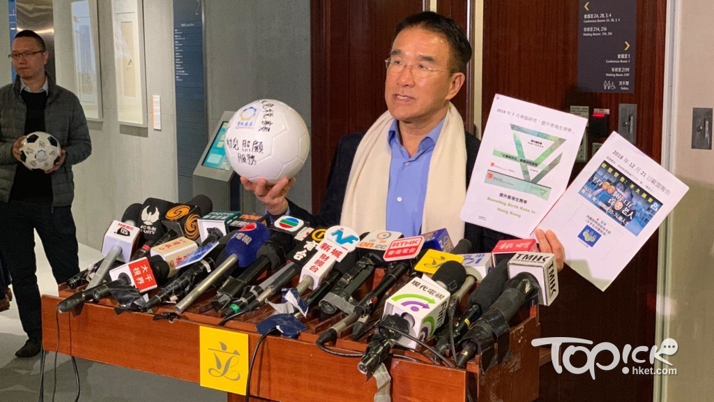 實政圓桌立法會議員田北辰今日與財政司司長陳茂波會面，就下月發表的財政預算案，提出11項建議。他建議政府大幅增加子女免稅額，由12萬增至20萬元。（彭焯煒攝）