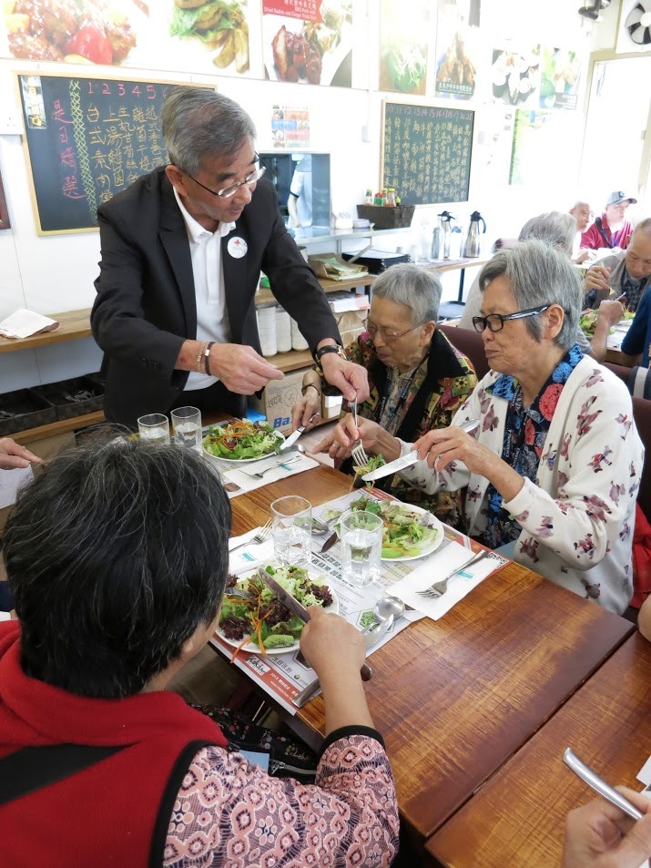 上至經理、餐桌禮儀師，下至洗碗、搬運工人，甚麼工作都做過。（圖片由受訪者提供）