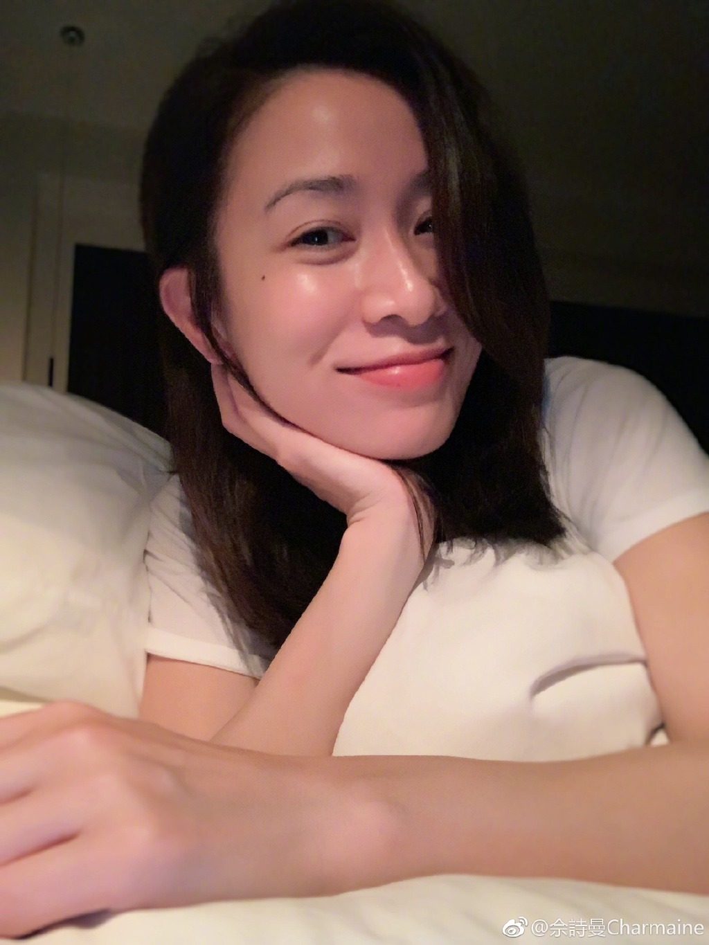 阿佘於社交網站上貼出素顏照。（佘詩曼微博圖片）