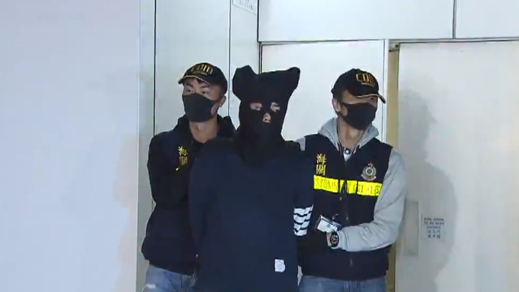海關拘捕一名男毒犯，報稱大學畢業，因險債涉足販毒（無綫電視畫面）